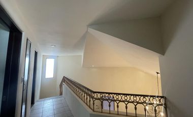 Casa en RENTA en esquina sobre avenida principal en Costa de Oro