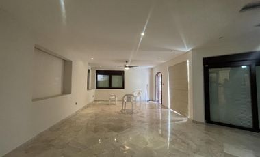 Casa en RENTA en esquina sobre avenida principal en Costa de Oro