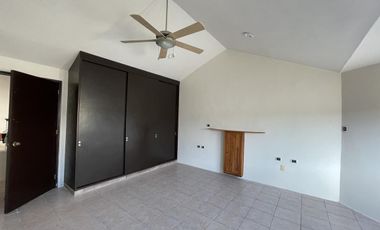 Casa en RENTA en esquina sobre avenida principal en Costa de Oro