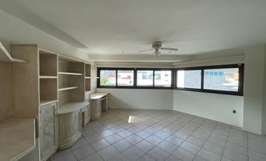 Casa en RENTA en esquina sobre avenida principal en Costa de Oro