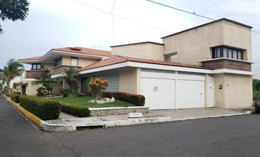 Casa en RENTA en esquina sobre avenida principal en Costa de Oro