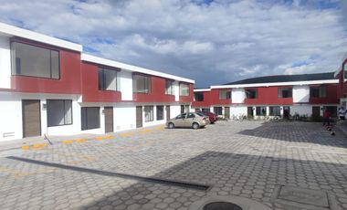 VENTA CASA  MITAD DEL MUNDO DENTRO DE CONJUNTO