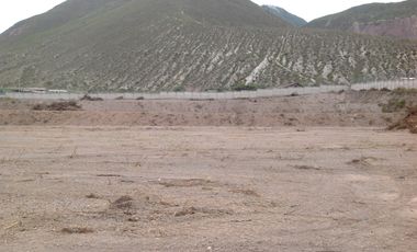 Renta terreno de 20.835m2 con cerramiento y oficina en la Mitad del Mundo