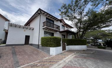 Casa en Venta-Sector Cumbaya/Vía Intervalles