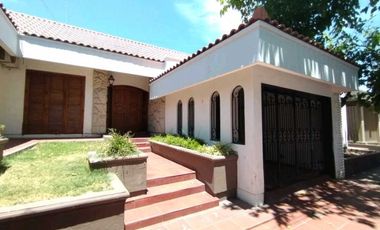 VENTA DE HERMOSA CASA DE CATEGORA EN CENTRO DE SAN MARTN – MENDOZA