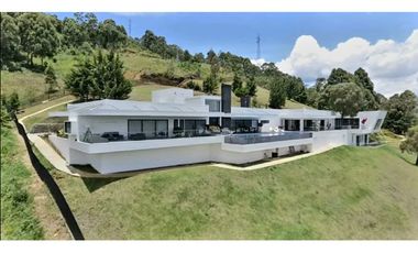VENTA de CASA MANSIÓN en el Poblado - Palmas, 1 nivel. Pedido $16.000