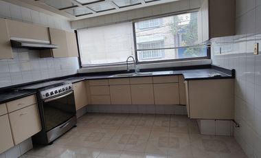 CASA PARA REMODELAR EN CERRADA EN LOMAS DE CHAPULTEPEC (V)