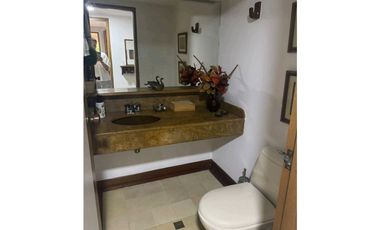 Apartamento en el Poblado con excelente ubicación, ideal para reformar