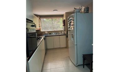 Apartamento en el Poblado con excelente ubicación, ideal para reformar