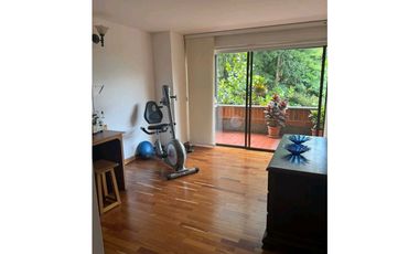 Apartamento en el Poblado con excelente ubicación, ideal para reformar