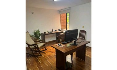 Apartamento en el Poblado con excelente ubicación, ideal para reformar