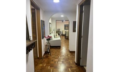 Apartamento en el Poblado con excelente ubicación, ideal para reformar