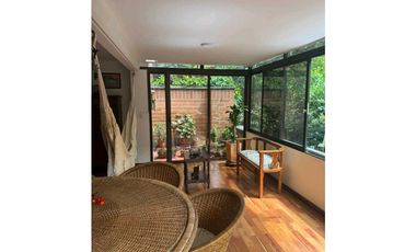 Apartamento en el Poblado con excelente ubicación, ideal para reformar