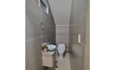 SE VENDE CASA 2 PISOS  B/ VILLANOVA, ZONA NORTE DE MONTERA