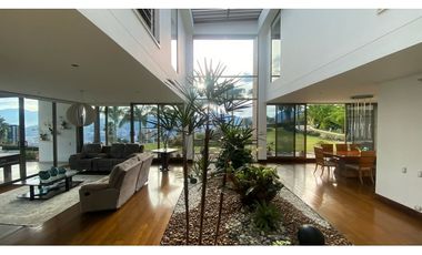 Venta moderna casa con piscina y vista a la ciudad