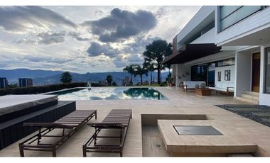 Venta moderna casa con piscina y vista a la ciudad