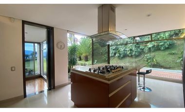 Venta moderna casa con piscina y vista a la ciudad