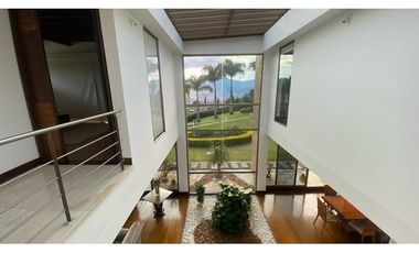 Venta moderna casa con piscina y vista a la ciudad