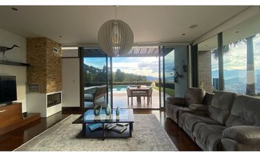 Venta moderna casa con piscina y vista a la ciudad