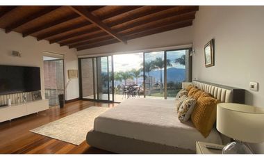 Venta moderna casa con piscina y vista a la ciudad