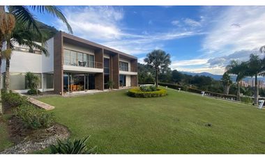 Venta moderna casa con piscina y vista a la ciudad