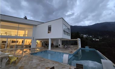 VENTA CASA MODERNA con PISCINA en el Poblado, Palmas. Pedido $14.000