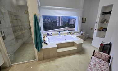 VENTA CASA MODERNA con PISCINA en el Poblado, Palmas. Pedido $14.000