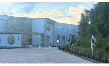 VENTA CASA MODERNA con PISCINA en el Poblado, Palmas. Pedido $14.000