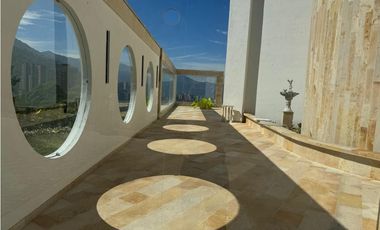 VENTA CASA MODERNA con PISCINA en el Poblado, Palmas. Pedido $14.000