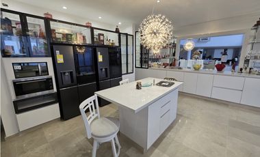 VENTA CASA MODERNA con PISCINA en el Poblado, Palmas. Pedido $14.000