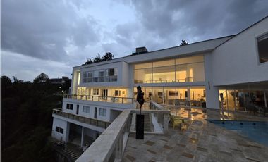 VENTA CASA MODERNA con PISCINA en el Poblado, Palmas. Pedido $14.000