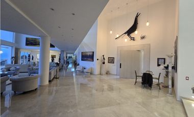 VENTA CASA MODERNA con PISCINA en el Poblado, Palmas. Pedido $14.000
