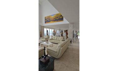 VENTA CASA MODERNA con PISCINA en el Poblado, Palmas. Pedido $14.000