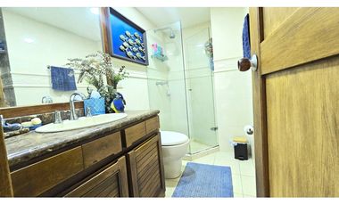 Apartamento en Venta El Poblado, Medellín. Amplio y sin ruido urbano.