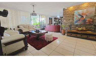 Apartamento en Venta El Poblado, Medellín. Amplio y sin ruido urbano.