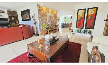 Apartamento en Venta El Poblado, Medellín. Amplio y sin ruido urbano.
