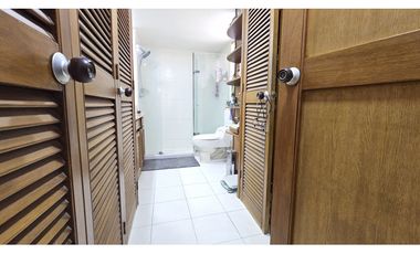 Apartamento en Venta El Poblado, Medellín. Amplio y sin ruido urbano.