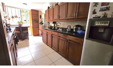 Apartamento en Venta El Poblado, Medellín. Amplio y sin ruido urbano.