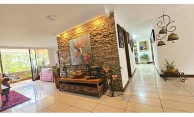 Apartamento en Venta El Poblado, Medellín. Amplio y sin ruido urbano.