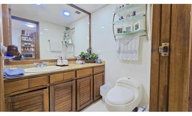 Apartamento en Venta El Poblado, Medellín. Amplio y sin ruido urbano.