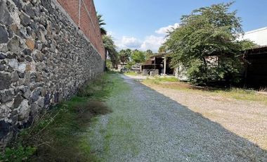 Terreno comercial sobre Paseo Cuauhnahuac en Tejalpa Morelos