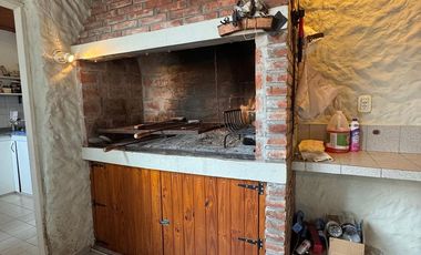 CASA EN VENTA EN PEHUAJO CON GARAGE Y QUINCHO