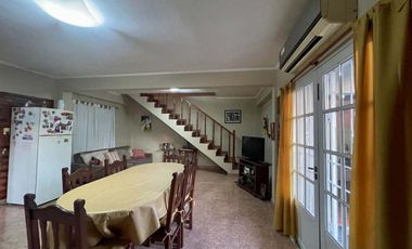 VENTA CASA 4 AMB VARELA- COCHERA Y PATIO