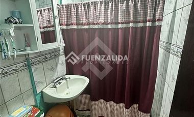Casa en Venta en Av. Teniente Cruz con Av. Laguna Sur
