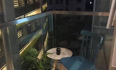 Studio with balcony, corner unit in Newport City for rent
