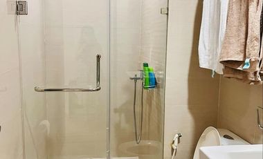 Studio with balcony, corner unit in Newport City for rent