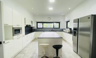 BIG HOUSE WITH POOL IN PAMPANGA NEAR SM MALL