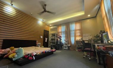 FULLY FURNISHED LARGE AND LUXURIOUS HOUSE AND LOT FOR SALE