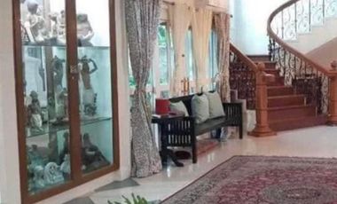 1,111 SQM 6 BR House & Lot with Garage & Pool For Sale in Makati