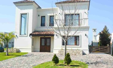 Venta de  Casa Amueblada en Las Tipas Nordelta
